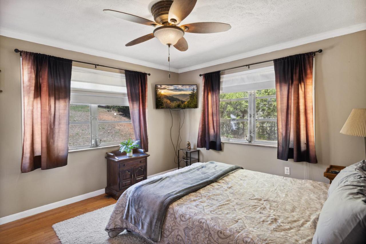 Mid-Century Vintage Brick Ranch Upstairs Guesthouse Sevierville Dış mekan fotoğraf