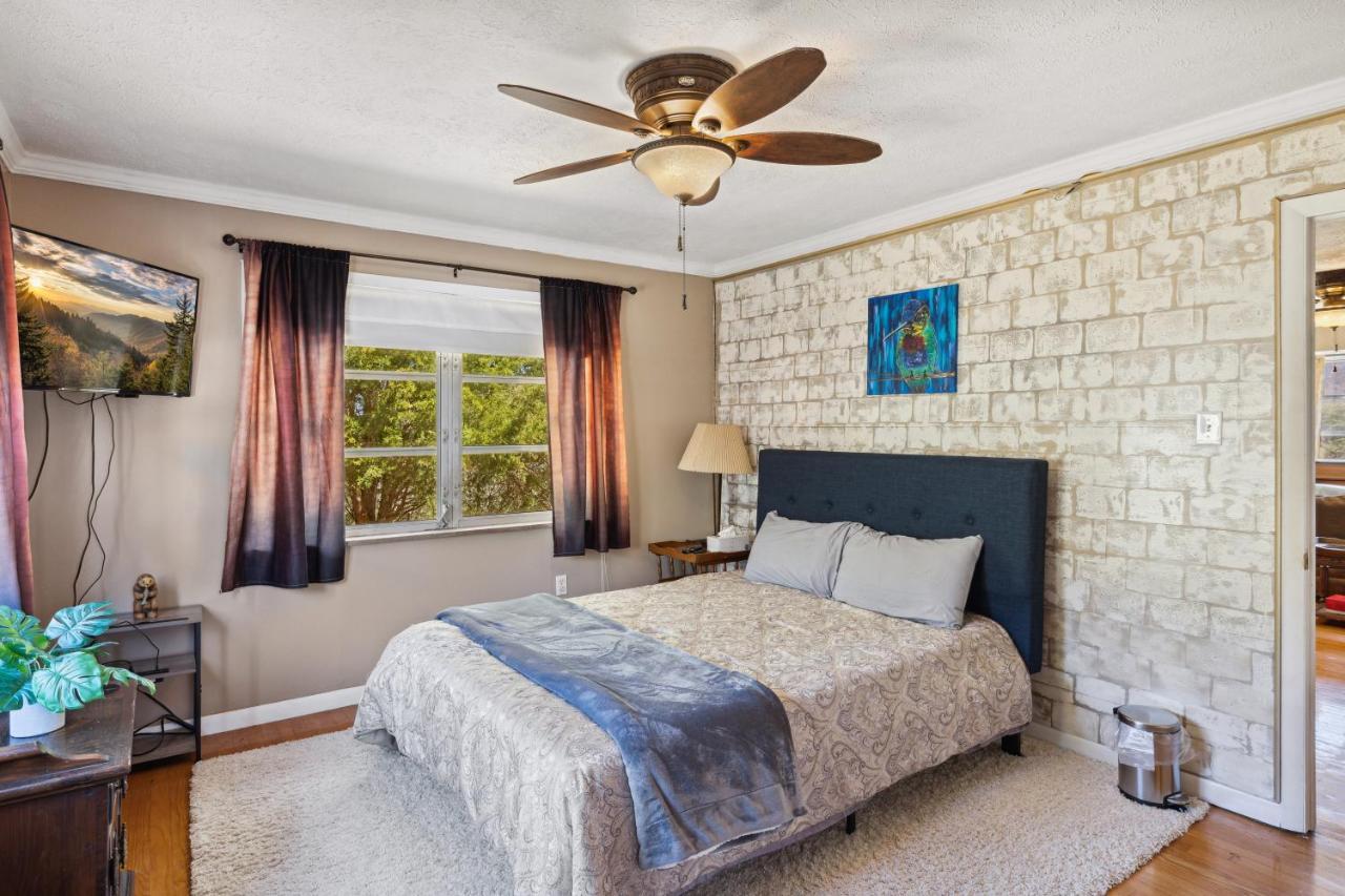 Mid-Century Vintage Brick Ranch Upstairs Guesthouse Sevierville Dış mekan fotoğraf