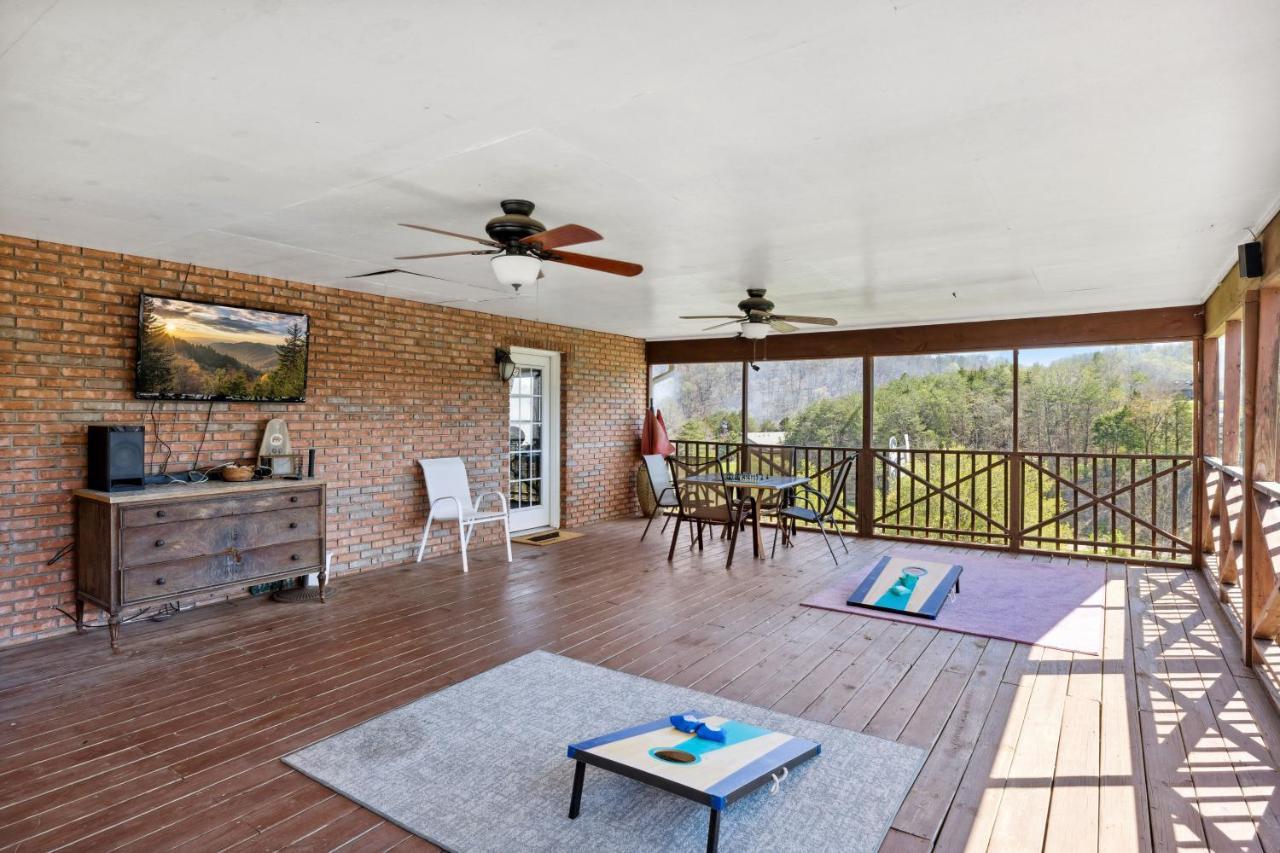 Mid-Century Vintage Brick Ranch Upstairs Guesthouse Sevierville Dış mekan fotoğraf